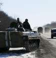 <p>Ve&iacute;culo ucraniano deixa regi&atilde;o perto de Debaltseve</p>  Foto: Gleb Garanich / Reuters