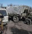 <p>Soldados ucranianos em Artemivsk, ao deixar a área de Debaltseve</p>  Foto: Gleb Garanich / Reuters