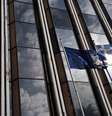<p>Bandeira da Grécia e da UE em frente a um prédio em Atenas</p>  Foto: Alkis Konstantinidis / Reuters