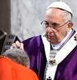 El papa Francisco dio hoy comienzo en Roma a los actos litúrgicos de la Cuaresma, el periodo de preparación espiritual de los católicos para la Pascua, con la procesión entre la iglesia de San Anselmo y la basílica de Santa Sabina y la imposición de la ceniza.  Foto: EFE en español