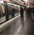 Cidadão negro foi impedido de entrar em vagão em Paris por torcedores do Chelsea  Foto: Site da BBC / Reprodução