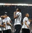 Elias beija escudo após abrir placar para o Corinthians na Arena  Foto: Sebastião Moreira / EFE