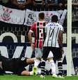<p>Rogério Ceni teve uma noite para esquecer na Arena Corinthians; dois gols sofridos e uma derrota para o rival</p>  Foto: Nelson Almeida / AFP