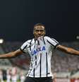 Elias marca belo gol e abre o placar para o Corinthians em Itaquera  Foto: André Penner / AP