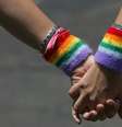 Una pareja de lesbianas se cogieron las manos durante la Manifestación del Orgullo Gay en Tel Aviv, Israel. Imagen de archivo del 8 de junio de 2007.   Foto: David Silverman/Getty Images