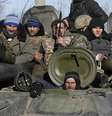 Militares ucrânianos em cima de um taque perto de Artemivsk, após saírem de Debaltseve. 18/02/2015  Foto: Gleb Garanich / Reuters
