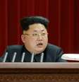 Kim estava de óculos de grau, algo inovador, mas o que realmente chamou a atenção foi o novo estilo adotado no cabelo e sobrancelhas  Foto: Vox / Reprodução
