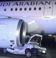 A turbina do Airbus A-320 da companha Arabian Airlines bateu do lado direito do carro de segurança, que ficou completamente destruído  Foto: Reprodução