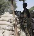 <p>Forças especiais de Camarões fazem patrulha na ponte Elbeid, em Fotokol, cidade atacada recentemente pelo grupo rebelde Boko Haram</p>  Foto: Bate Felix Tabi Tabe / Reuters
