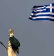 <p>Bandeira da Grécia tremula perto de estátua da deusa Atena, no centro de Atenas</p>  Foto: Yannis Behrakis / Reuters