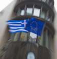<p>Bandeiras da Grécia e da União Europeia do lado de fora da embaixada grega em Bruxelas</p>  Foto: Yves Herman / Reuters