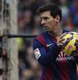 Lionel Messi carrega bola na partida entre Barcelona e Málaga  Foto: Lluis Gene / AFP