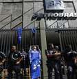 Protesto na sede da Petrobras contra as recentes demissões da empresa  Foto: Reuters