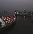 Equipes de resgate procuram sobreviventes de um acidente envolvendo uma balsa com mais de 100 passageiros que afundou no rio Padma, em Bangladesh  Foto: A.M. Ahad / AP