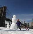 <p>Mulher faz boneco de gelo no bairro do Brooklyn, em Nova Iorque</p>  Foto: Eduardo Munoz / Reuters