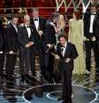 Elenco e equipe do filme Birdman comemoram prêmio de Melhor Filme no Oscar  Foto: Kevin Winter / Getty Images 