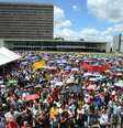 Sem o pagamento do décimo terceiro salário e férias, professores do Distrito Federal fazem paralisação no primeiro dia de aula  Foto: Antonio Cruz / Agência Brasil