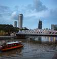 Atravessar o rio no fim da tarde ou à noite proporciona uma bela vista de Cingapura  Foto: Mykhaylo Palinchak/Shutterstock