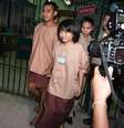 Patiwat Saraiyaem (esquerda) e Porntip Mankong dão as mãos conforme deixam tribunal em Bangcoc. 23/02/2015  Foto: Athit Perawongmetha / Reuters