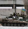 Membros das Forças Armadas ucranianas em veículo militar perto de Debaltseve, no leste da Ucrânia. 16/02/2015  Foto: Gleb Garanich / Reuters