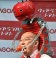 <p>Criado pela Kagome, o robô <em>Tomatan</em> é uma mochila que pode carregar seis tomates de tamanho médio</p>  Foto: Japan Times / Reprodução