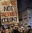 <p>Cartaz em inglês diz "Não somos colônia de Merkel": protestos na Grécia transformaram Alemanha em vilã dos problemas do país</p>  Foto: BBC Mundo / Copyright