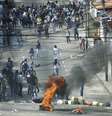 Estudantes bloqueiam uma rua durante confronto com guardas da polícia nacional em protesto contra governo, em San Cristobal, na Venezuela, em janeiro. 14/01/2015  Foto: Carlos Eduardo Ramirez / Reuters