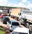 Fila de mais de 100 metros para garantir abastecimento em Sinop, no Norte do Estado  Foto: Luiz Ornaghi / Só Notícias