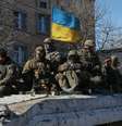 Membros das Forças Armadas ucranianas em cima de um blindado de transporte, em Artemivsk. 24/02/2015  Foto: Gleb Garanich / Reuters