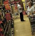 <p>O índice de Confiança do Consumidor recuou 4,9%, em relação a janeiro deste ano, passando de 89,8 para 85,4 pontos, a segunda queda consecutiva do indicador</p>  Foto: Nacho Doce / Reuters