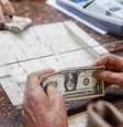 <p>Moeda norte-americana subiu 1,37%, a R$ 2,8951, ap&oacute;s atingir R$ 2,8960 na m&aacute;xima do dia</p>  Foto: Carlos Garcia Rawlins / Reuters