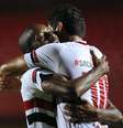 Jonathan Cafu é abraçado por Ganso nos tempos de São Paulo  Foto: André Penner / AP