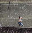Homem corre da chuva na região central de São Paulo  Foto: Chello Fotógrafo / Futura Press