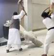 Homens destroem estátua em museu que ficaria em Mosul, em imagem retirada de vídeo que circula na Internet  Foto: Site de mídia social via Reuters TV / Reuters