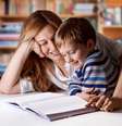 <p>Não há malefícios na alfabetização em duas línguas ao mesmo tempo, mas é importante dar preferência para a língua materna</p>  Foto: Shutterstock