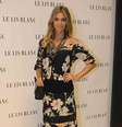 Com fundo preto e flores claras, o conjunto de saia e blusa que Fernanda Lima usa é chique é fino. As faixas horizontais pretas podem achatar a silhueta, por isso devem ser evitadas pelas mais baixas  Foto: Léo Franco / AgNews