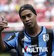 Ronaldinho em jogo do Querétaro contra o Guadalajara Chivas.  Foto: Alejandro Acosta / Reuters