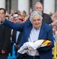 Mujica acena ao povo em sua despedida da Presidência do Uruguai. 27/02/2015.  Foto: Andres Stapff / Reuters
