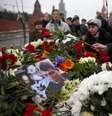 Moscovitas prestaram homenagens neste sábado ao líder opositor liberal russo Boris Nemtsov   Foto: Pavel Golovkin / AP