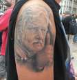 <p>Emiliano Cardozo, 18, tem uma tatuagem de Mujica no braço</p>  Foto: Denise Mota / Especial para Terra
