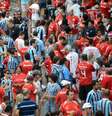 Fotos de torcedores de Internacional e Grêmio chegando para o setor misto  Foto: Luiz Munhoz/Fatopress / Gazeta Press