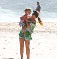 <p>Angélica brincou com a filha na areia</p>  Foto: AgNews