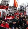 <p>Protesto em homenagem ao opositor russo Boris Nemtsov, no centro de Moscou</p>  Foto: Tatyana Makeyeva / Reuters