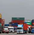 Caminhões parados no porto de Santos.  25/02/2015  Foto: Paulo Whitaker / Reuters