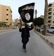 <p>Integrante do Estado Islâmico carrega bandeira do grupo em Raqqa, na Síria</p>  Foto: Stringer / Reuters
