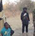 Imagens mostram membros do Boko Haram nigeriano decapitando supostos espiões  Foto: Twitter