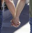 Una pareja de homosexuales camina por las calles de San Francisco.  Foto: AP