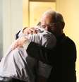 <p>Maur&iacute;lio fica aliviado ao ver o pai</p>  Foto: TV Globo / Divulgação