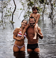 Malvino Salvador posa com a esposa e a filha na Amazônia   Foto: Instagram / Reprodução