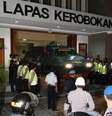 Carro blindado supostamente transportando dois australianos deixa prisão de Kerobokan em direção ao aeroporto, em Denpasar, na Indonésia, na quarta-feira (horário local). 04/03/2015  Foto: Beawiharta / Reuters